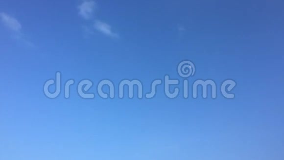 白云在蓝天上的烈日下消失了延时运动云蓝天背景蓝天云蓝色视频的预览图