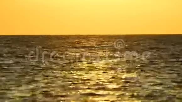 波罗的海上空日落视频的预览图