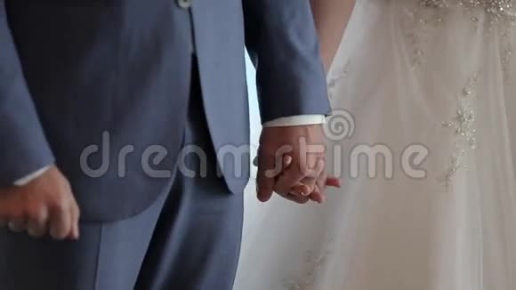 新郎新娘举行婚礼视频的预览图