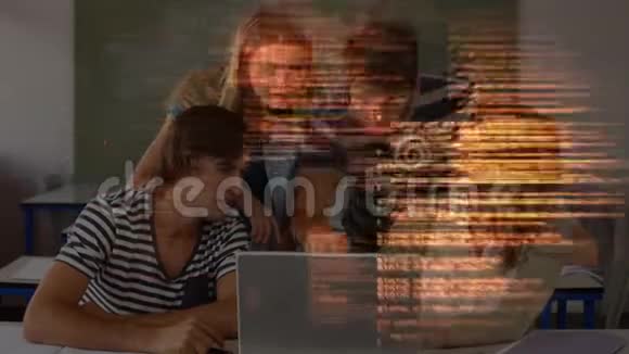 在电脑上工作的学生视频的预览图