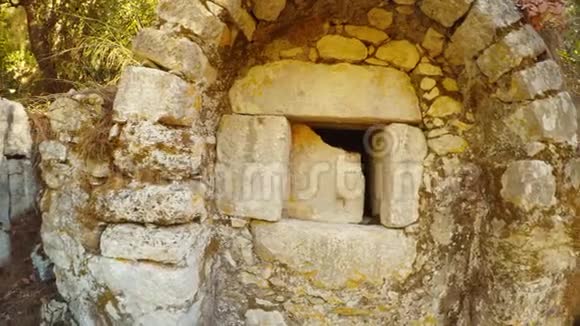 罗马墓葬或储藏设施的废墟2000年历史的奥利姆波斯莱西亚市莱西亚小径马库斯奥雷利乌斯坟墓视频的预览图