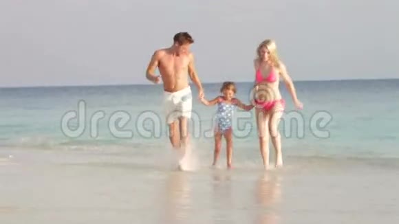 家庭在海滩度假有乐趣视频的预览图