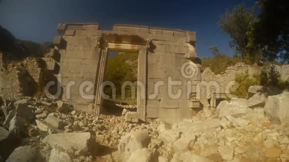 一座罗马圣殿门道的废墟两千年前的奥利姆波斯莱西亚市莱西亚小径马库斯奥雷利乌斯视频的预览图