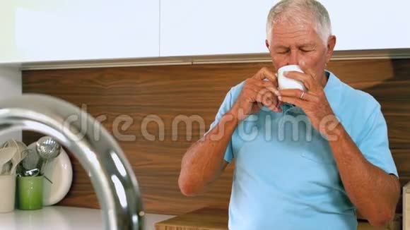 喝咖啡的老人视频的预览图