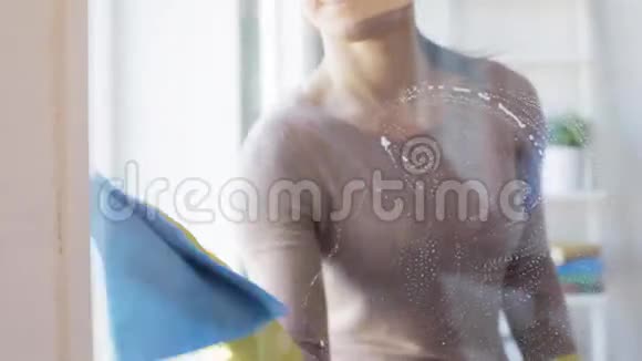 戴手套的女人用抹布擦窗户视频的预览图