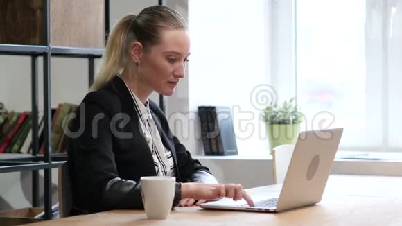 Skype女子在线视频聊天笔记本电脑视频的预览图