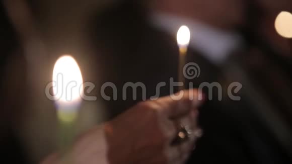 用火柴点燃蜡烛来获得浪漫的烛光桌子上摆着令人惊叹的香烛和烛台住宿视频的预览图