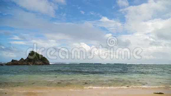 热带海滩蓝天云朵菲律宾卡坦杜内斯视频的预览图