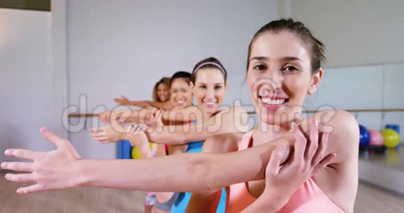 一群女人做伸展运动视频的预览图