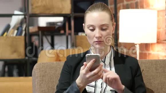 商务女性使用智能手机视频的预览图