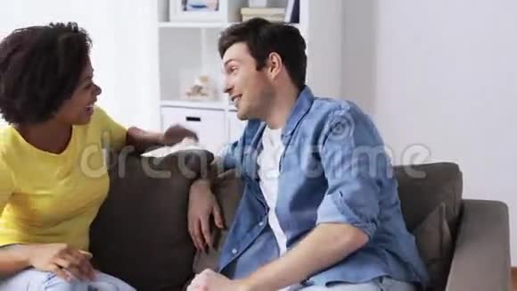 微笑的国际情侣在家聊天视频的预览图