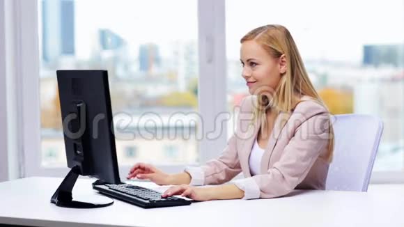 办公室里有电脑打字的女商人视频的预览图