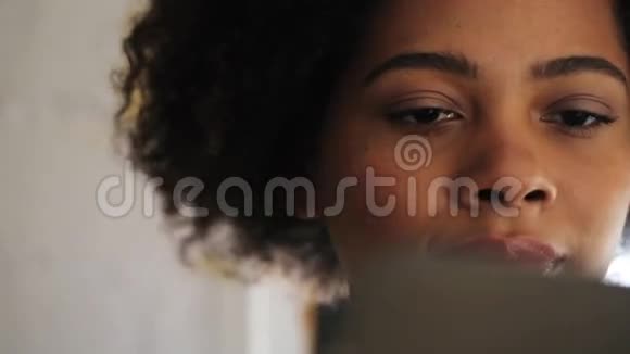 快乐的非洲裔美国妇女平板电脑视频的预览图