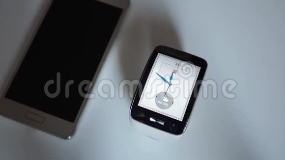 智能手表和智能手机视频的预览图
