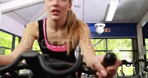 健身妇女使用运动自行车视频的预览图