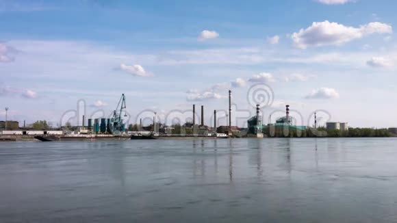 港口码头起重机视频的预览图