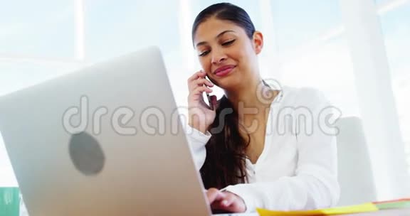女性使用智能手机和笔记本电脑视频的预览图