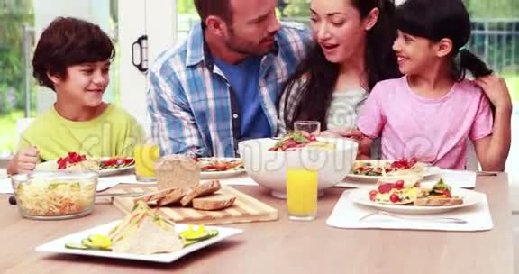 幸福的一家人一起吃午饭视频的预览图