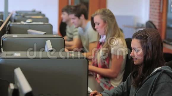 工作的学生集中在电脑上视频的预览图