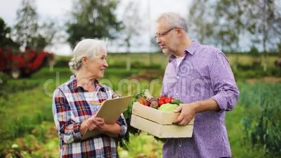 农场里有一盒蔬菜的老夫妇视频的预览图
