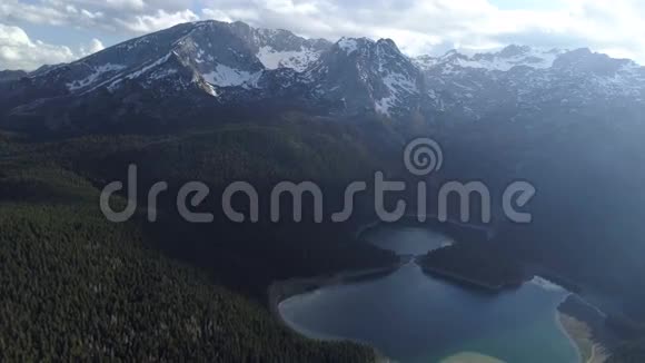 黑山杜米特国家公园黑湖鸟瞰图视频的预览图