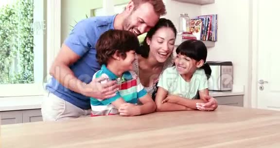 幸福的家人在厨房拥抱视频的预览图