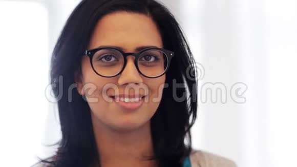 戴眼镜的快乐微笑的印度年轻女子视频的预览图