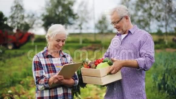 农场里有一盒蔬菜的老夫妇视频的预览图