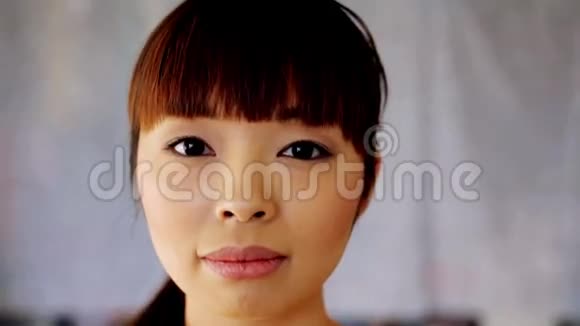 笑容满面的亚洲年轻女子视频的预览图
