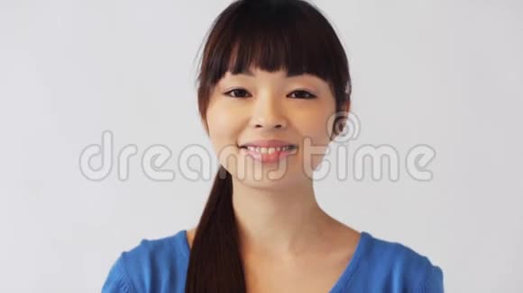 快乐微笑的亚洲年轻女子视频的预览图