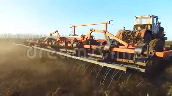 拖拉机耕田农民以播种机为耕作基地俄罗斯稳定农业土地整备土地视频的预览图