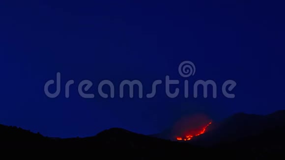 晚上在山上着火烟雾笼罩着群山布德瓦视频的预览图