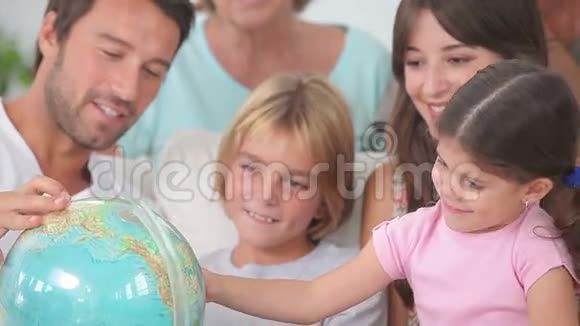 幸福的家庭在看地球仪视频的预览图