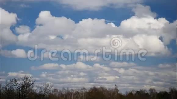 时间流逝天空和移动云电厂管道与烟雾拉脱维亚4K视频的预览图