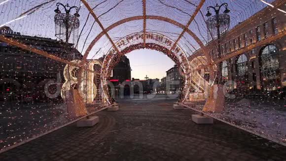 俄罗斯莫斯科卢班斯卡亚卢班卡广场圣诞新年装饰视频的预览图