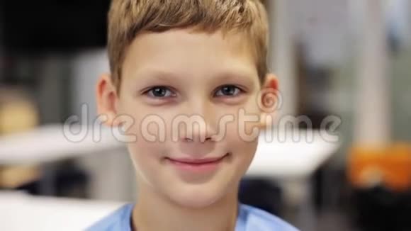 快乐微笑的青春期男孩在学校视频的预览图