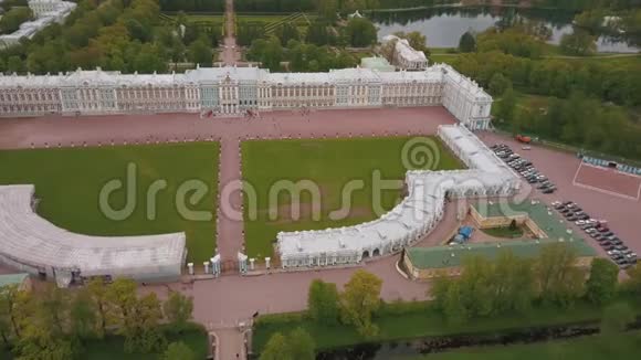 从空中到巴甫洛夫斯克公园景观几何的美丽景色视频的预览图