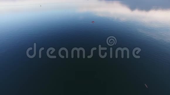 黑山斯卡达尔湖上的独木舟旅游皮划艇空中飞行视频的预览图