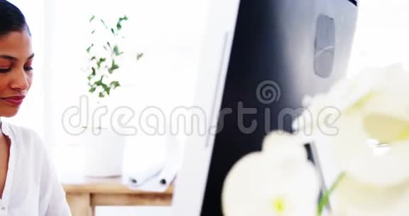 微笑的女人在办公室用电脑视频的预览图