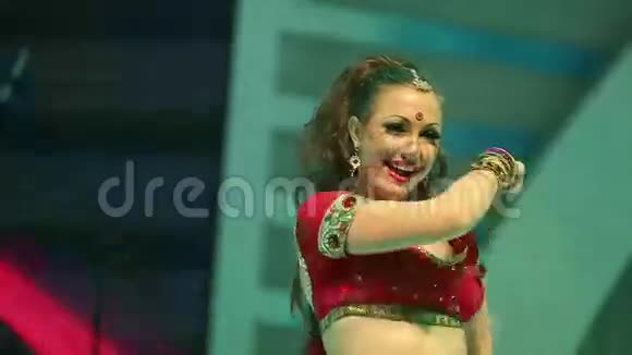 穿着印度红色西装在舞台上跳舞的女孩视频的预览图