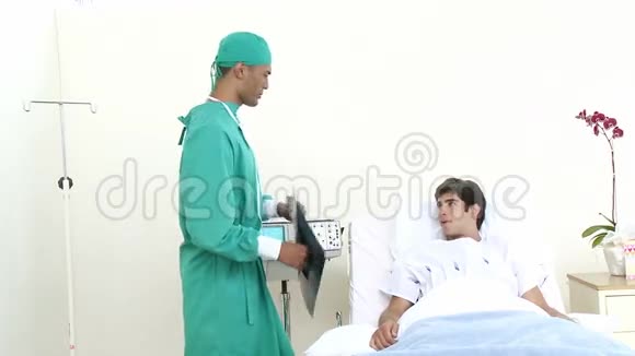 男性病人在医院视频的预览图