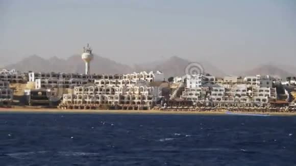 红海沿岸有海滩和酒店乘船游览埃及西奈半岛视频的预览图