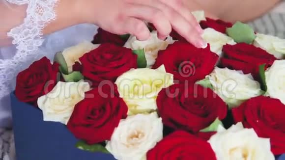 婚礼新娘花束与美丽的花朵视频的预览图