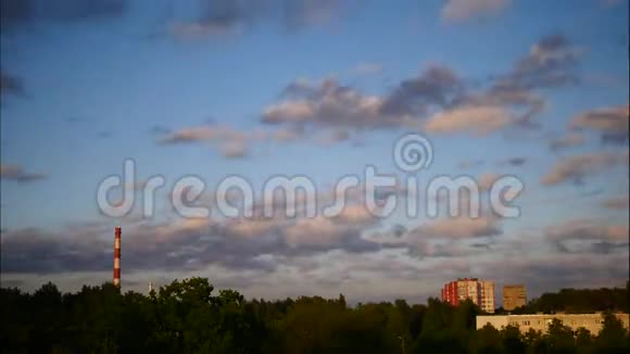 日落时间天空和移动云层发电厂拉脱维亚4K视频的预览图