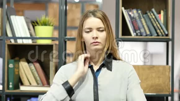 疲惫的女人在工作室内办公室视频的预览图