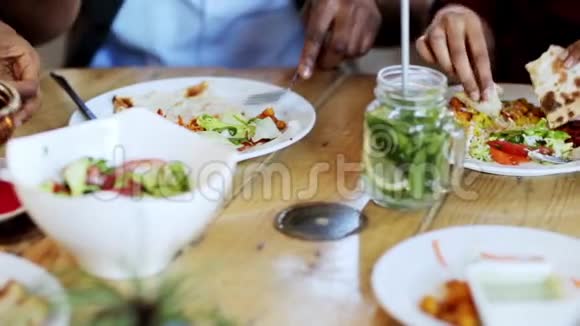 人们在餐馆餐桌上吃食物视频的预览图