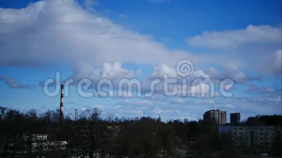 时间流逝天空和移动云电厂管道与烟雾拉脱维亚4K视频的预览图
