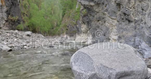 在一个美丽的视频山河中的水视频的预览图