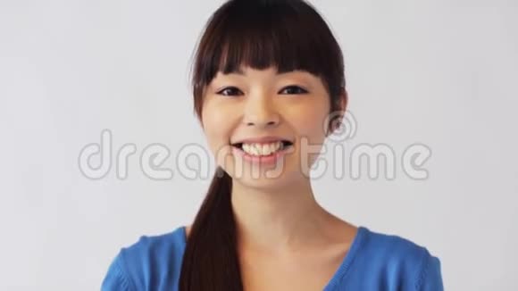 快乐微笑的亚洲年轻女子视频的预览图
