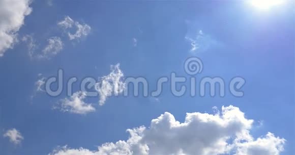 蓝天白云的太阳视频的预览图